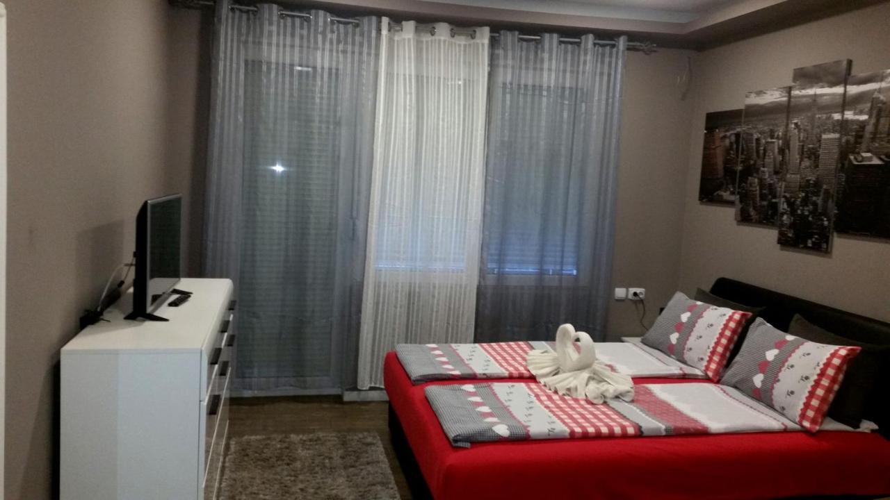 Ceca Apartman Ni Exterior foto